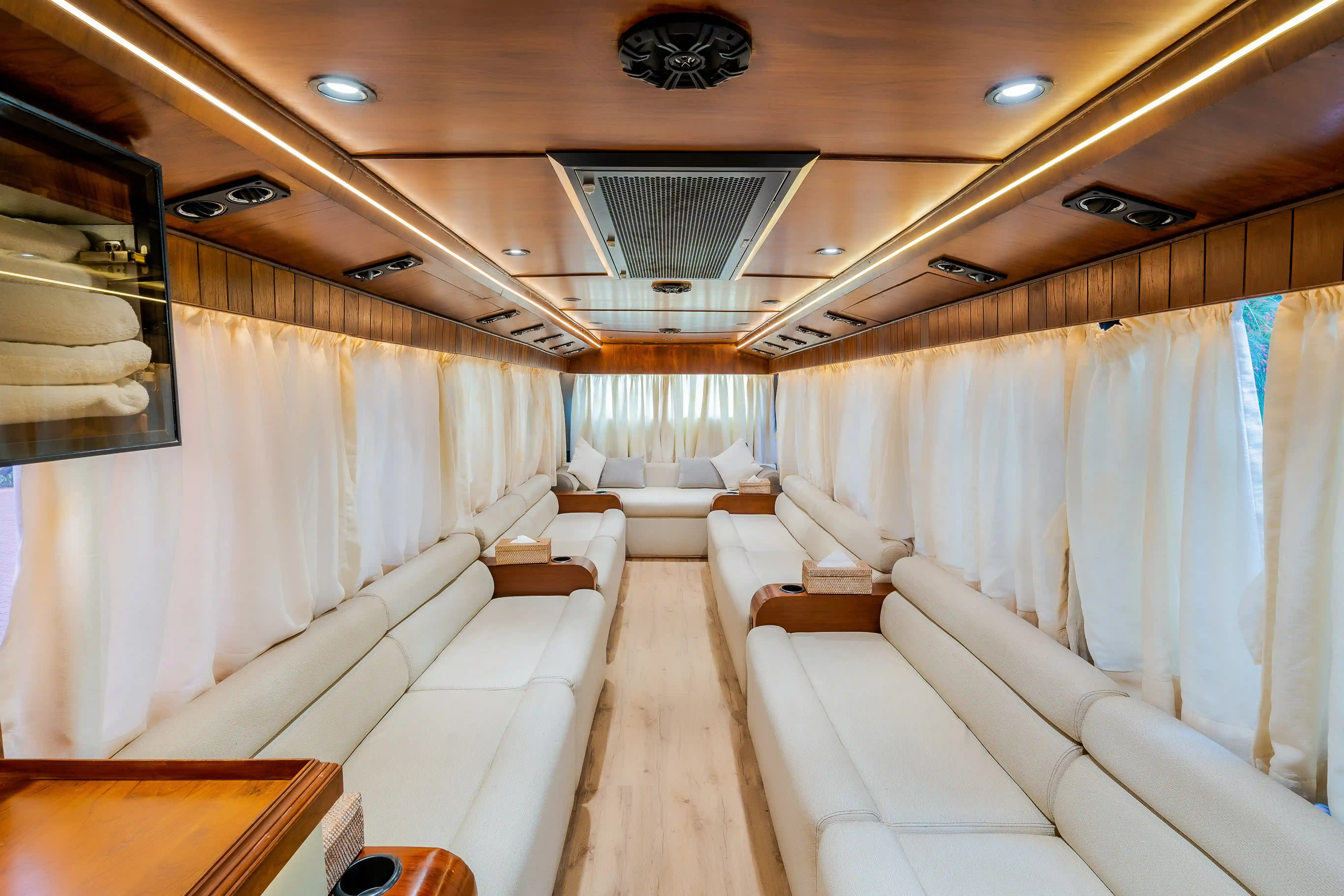 Maira Carvaan – Luxury Bus